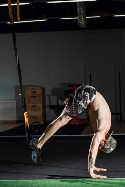 Exercícios de treinamento TRX cross fit fitness no ginásio homem lado push-up treino — Fotografia de Stock