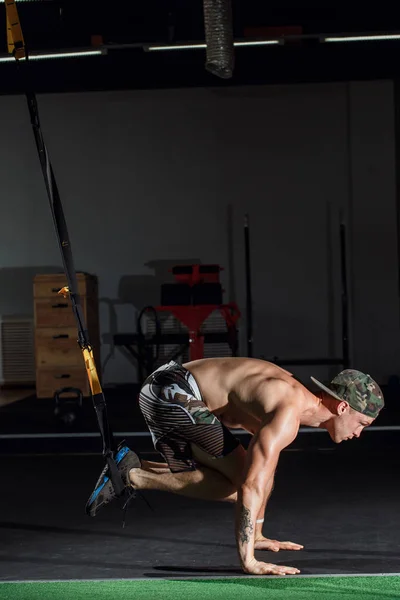Ejercicios de entrenamiento TRX de fitness en el gimnasio Ejercicio push-up lateral para hombre — Foto de Stock