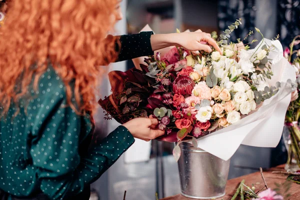 Imagem de perto do buquê de flores coloridas na cesta — Fotografia de Stock