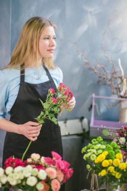 pencere, çiçekçi dükkanı bakarak adil saçlı sevdalı kız resim