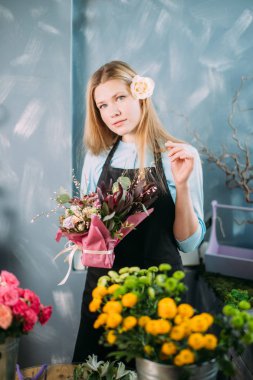 NEX dükkanında çalışan Resepsiyon için duran kadın