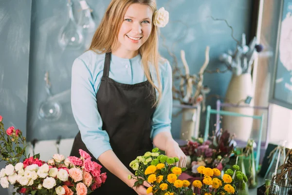 Foto av leende kvinna tittar på camra och erbjuder mimosas. — Stockfoto