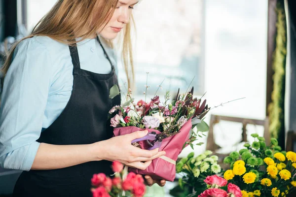 Foto de ramo de flores preparado para la venta — Foto de Stock