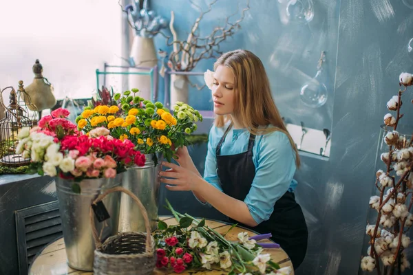 Blomma designer arbetar på blomsteraffär — Stockfoto