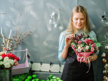 Buket önünde baş eğme Beyaz sarışın kadın