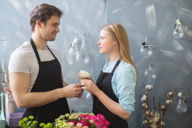 İki Çiçekçi aşık olmak