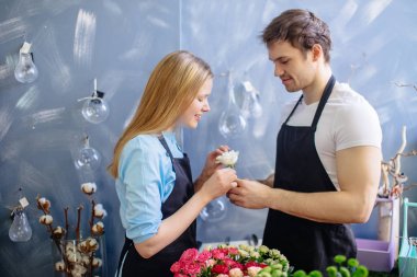adam sempati göstermek için genç kızın gül verdi