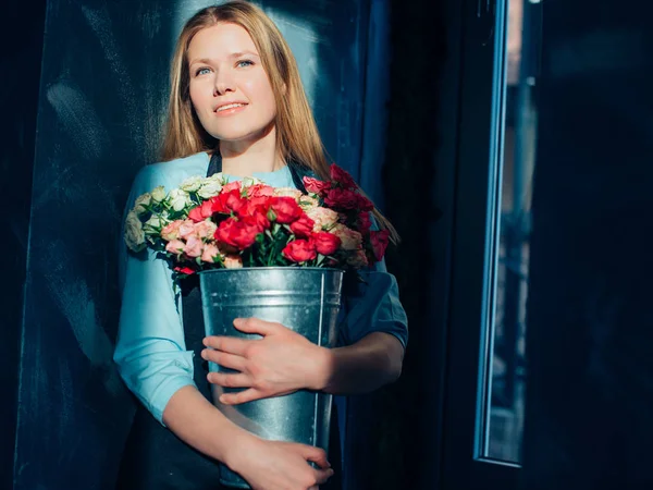 Frau mit funkelnden Augen und langen Haaren mit vielen Blumen — Stockfoto