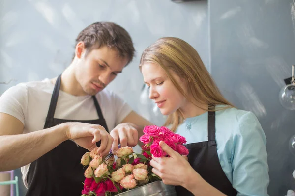 Photo of working together at flower shop — Stock Photo, Image