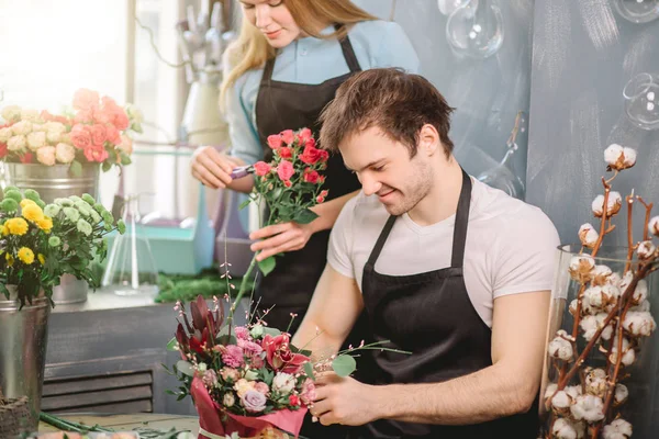 Pareja haciendo orden de clientes en floristerías — Foto de Stock