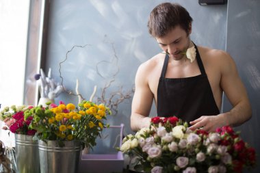 kadın, siyah önlük iyi çiçekler kompozisyon için seçme