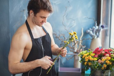 buket sıcak dükkanda yapma genç adam görüntüsünü