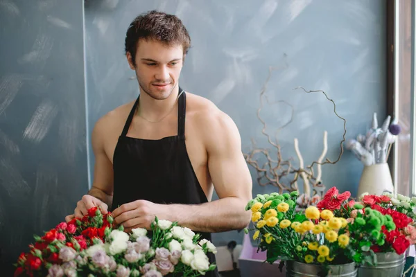 Mirada seria del vendedor de flores con delantal blak — Foto de Stock