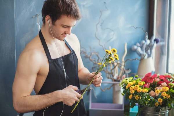 buket sıcak dükkanda yapma genç adam görüntüsünü