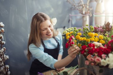 taze Mimoza suyun içine sokmayı mutlu çiçekçi
