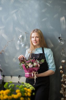 sarışın geri çiçek dükkanında duvara çizim