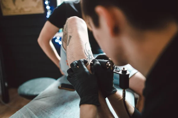 Profesional tatuaje artista hace tatuaje — Foto de Stock