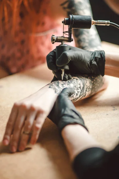 Tattoo kunstenaar maakt tattoo — Stockfoto