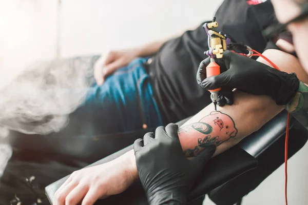 Het proces van het creëren van een tatoeage. — Stockfoto