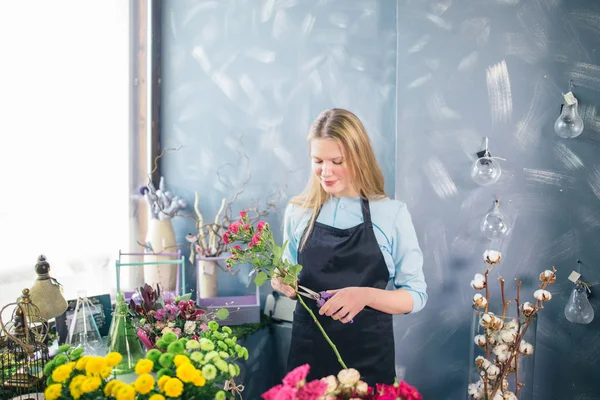 Kaukasiska kvinna göra beställning, arbetsprocessen med blommor — Stockfoto