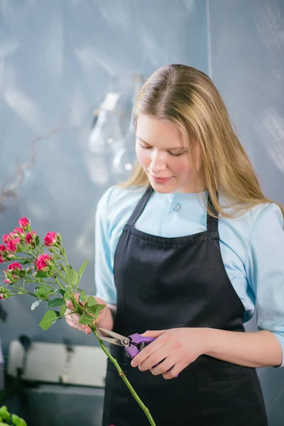 Florista trabajadora haciendo su trabajo ordenada y lentamente — Foto de Stock