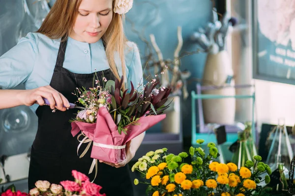 Disparo de agradable adolescente haciendo composición de flores de interior — Foto de Stock