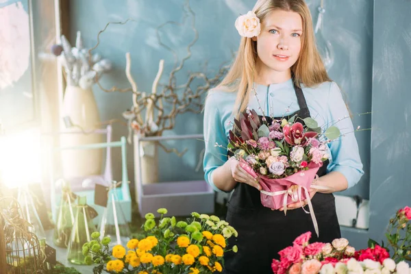 Foto av unga leverantör visar romantiska present till alla hjärtans dag — Stockfoto