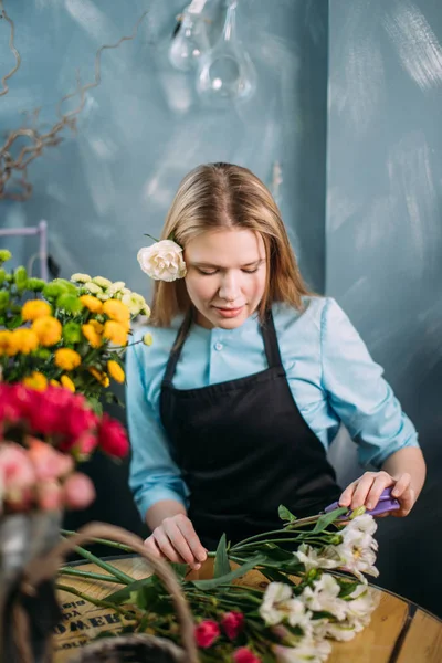 Floristería corte pétalos secos de flores con tijeras —  Fotos de Stock