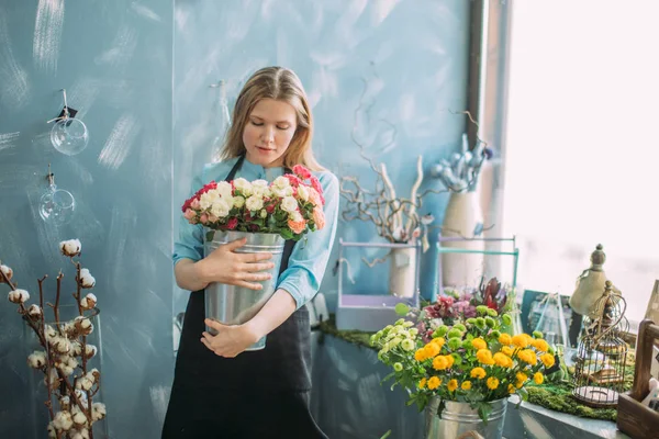 Bild av sentimental flicka med blommor i blomsteraffär — Stockfoto