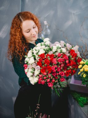 mutlu bir ruh hali yaratmak hoş genç asistanı