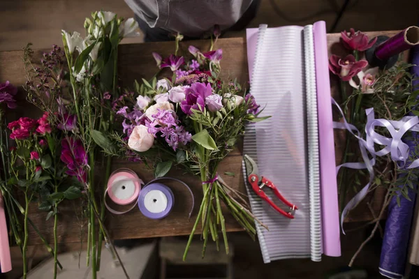 꽃다발, 2 개의 리본, pruner, 꽃의 이미지 — 스톡 사진