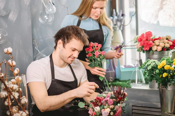 Grupo de vendedores que hacen negocios juntos — Foto de Stock