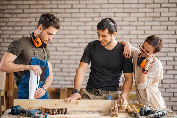 Carpintero con estudiantes en taller de carpintería —  Fotos de Stock