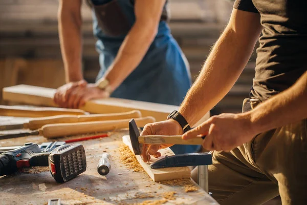 Tischler mit Studenten in Holzwerkstatt — Stockfoto