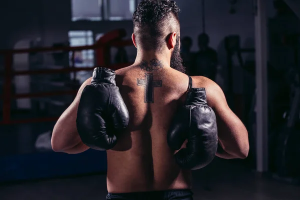 Guy zpět směrem k fotoaparátu, Boxerské rukavice přes rameno — Stock fotografie