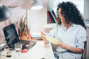 casual elbise özetleri Net yapmadan güzel mutlu öğrenci