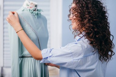 esnek tasarım stüdyosu cetvelde ile ölçüm eğrisi yükseklik meme