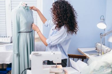 accuralty giysi üzerinde terziler kukla ölçme ölçme işlemi