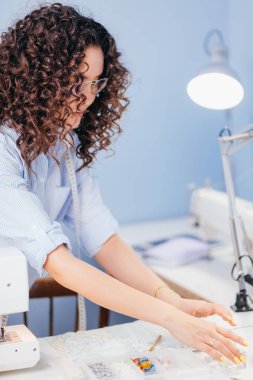 kadın boncuk dikiş stüdyoda elbise dekorasyon için seçme