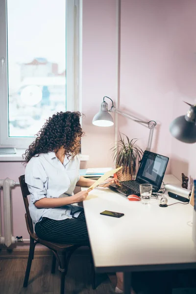 Foto van de zijkant weergeven van jonge vrouw te typen op de computer op kantoor — Stockfoto