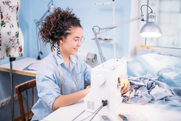 Schneiderin mit blauer Bluse und flexiblem Lineal auf den Schultern — Stockfoto