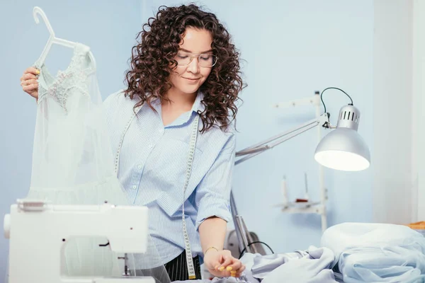 Vrouw geven de finishing touch van maken jurk bij ontwerpstudio — Stockfoto