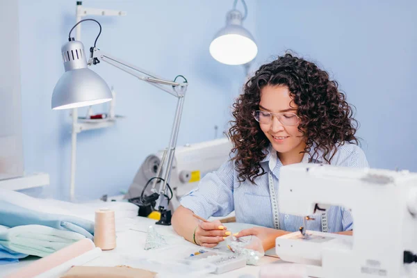 Tailleur se penchant sur la dentelle. Faire de belles broderies au magasin de couture — Photo