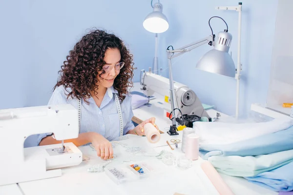 Maat bedrijf Klos met roze draad gaat naaien van dreadlocks — Stockfoto