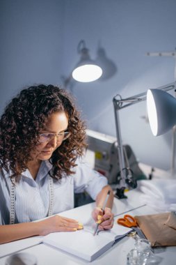 kadın bir şey kapalı günlüğü yazma dikey çekim kapatın