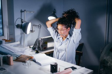 at kuyruğu saç şekillendirme ağzına gerili kalem ile terzi