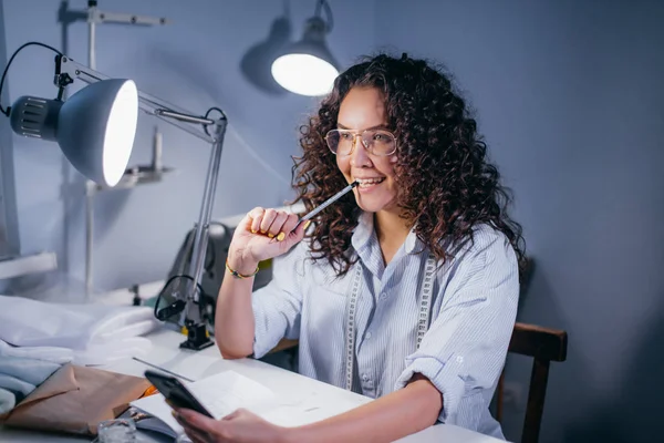 Kadın kalem kapalı dikiş sırasında sohbet online ağız ile — Stok fotoğraf