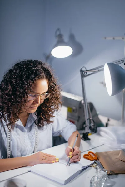 kadın bir şey kapalı günlüğü yazma dikey çekim kapatın
