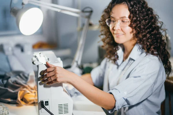 Gelukkig op maat maken van pattened steken op de naaimachine in studio — Stockfoto