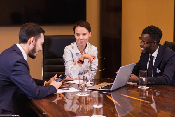 Jefa hablando con el equipo de negocios —  Fotos de Stock